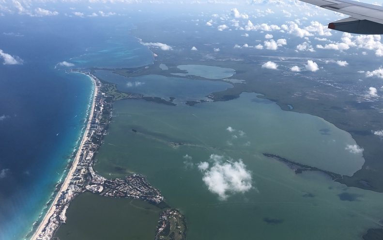 Cancún zona hotelera vanuit vliegtuig Mexico